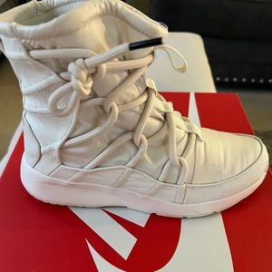 White Nike women’s Tanjun High rise winter boots